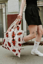 Kép betöltése a galériamegjelenítőbe: Bodobács Shopping Bag x Pondroe Tattoo
