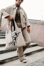 Kép betöltése a galériamegjelenítőbe: Swallows and Hearts Shopping Bag
